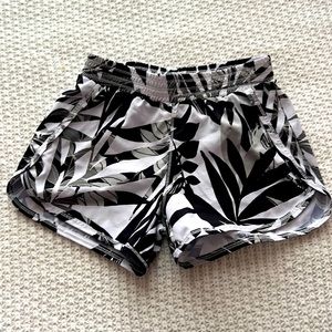 Tropical leaf short for girls